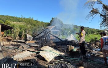 Bhabinkamtibmas Utan Sigap Bantu Korban Kebakaran di Sumbawa
