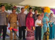 Bhabinkamtibmas Hadiri Pelepasan Siswa SDN Seran, Wujud Kedekatan Polri dengan Dunia Pendidikan