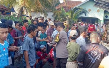 Polsek Woha Bantu Padamkan Kebakaran 4 Rumah Warga di Desa Talabiu 