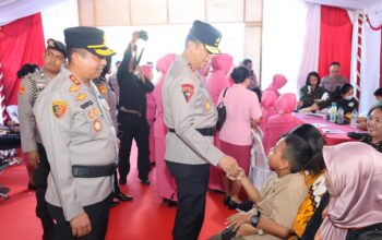 Saat Kunker di Polres Bartim, Kapolda Bersama Ketua Bhayangkari Daerah Kalteng Beri Tali Asih ke Personel yang Sakit, Warakawuri dan Masyarakat