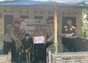 Lombok Barat, NTB – Dalam rangka menyambut Hari Bhayangkara ke-79 yang jatuh pada 1 Juli 2025, Polsek Sekotong, Polres Lombok Barat, Polda NTB, menggelar kegiatan bakti sosial di Dusun Bertong, Desa Cendimanik, Kecamatan Sekotong, Kabupaten Lombok Barat, pada Selasa (24/6/2025). A cara yang berlangsung mulai pukul 08.30 WITA ini menjadi wujud nyata kepedulian Polri terhadap masyarakat, khususnya mereka yang membutuhkan. Semangat Kebersamaan dalam Pengabdian Kegiatan bakti sosial ini dihadiri langsung oleh Kapolsek Sekotong IPTU I Ketut Suriarta, S.H., M.I.Kom., didampingi Kanit Binmas Polsek Sekotong AIPDA I Komang Sunantara, Ps. Kasium Polsek Sekotong AIPDA Amala, serta Bhabinkamtibmas Desa Cendimanik AIPDA Saepul Rahman. Sejumlah personel Polsek Sekotong turut hadir, berbaur dengan hangat bersama warga Dusun Bertong, Desa Cendimanik. Menurut IPTU I Ketut Suriarta, kegiatan ini adalah bagian dari komitmen Polri untuk selalu hadir di tengah masyarakat. "Bakti sosial ini merupakan bentuk pengabdian dan kepedulian kami dari Polsek Sekotong terhadap masyarakat, terutama bagi saudara-saudara kita penyandang disabilitas fisik, lumpuh, dan tunanetra," ujarnya. "Kami ingin mempererat hubungan antara Polri dan masyarakat, khususnya di Dusun Bertong ini." Bantuan Kursi Roda dan Sembako untuk Warga Disabilitas Fokus utama dari bakti sosial kali ini adalah memberikan dukungan kepada warga yang mengalami disabilitas. Dalam kesempatan tersebut, Polsek Sekotong menyerahkan bantuan berupa kursi roda dan sembako. Salah satu penerima bantuan adalah Saudara Hamdani, seorang remaja berusia 15 tahun, putra dari Bapak Mahyun dan Ibu Salmah, warga Dusun Bertong. Penyerahan bantuan ini diharapkan dapat meringankan beban dan meningkatkan kualitas hidup para penerima manfaat. Kursi roda yang diberikan akan mempermudah mobilitas Hamdani dalam beraktivitas sehari-hari, sementara bantuan sembako diharapkan dapat memenuhi kebutuhan dasar keluarga. Memupuk Sinergi dan Toleransi Menjelang Hari Bhayangkara ke-79 Kegiatan bakti sosial ini merupakan salah satu rangkaian penting dalam menyambut Hari Bhayangkara ke-79. Melalui kegiatan semacam ini, Polsek Sekotong tidak hanya menunjukkan komitmennya dalam menjaga keamanan dan ketertiban, tetapi juga dalam membangun sinergi yang kuat dengan masyarakat. Ini juga menjadi ajang untuk menumbuhkan nilai-nilai toleransi dan kepedulian, terutama terhadap mereka yang rentan dan membutuhkan uluran tangan. "Kami berharap kegiatan seperti ini dapat terus terlaksana dan memberikan dampak positif yang nyata bagi masyarakat," tambah IPTU I Ketut Suriarta. "Ini adalah wujud nyata bahwa Polri selalu ada untuk rakyat, siap melayani, mengayomi, dan melindungi." Kegiatan bakti sosial ini berjalan lancar, aman, dan tertib, berakhir pada pukul 10.15 WITA. Antusiasme warga dan kolaborasi antara Polri dengan masyarakat Dusun Bertong menjadi cerminan eratnya hubungan yang terjalin. Polsek Sekotong terus berkomitmen untuk memberikan pelayanan terbaik dan berkontribusi positif bagi kemajuan serta kesejahteraan masyarakat di wilayah Kecamatan Sekotong.