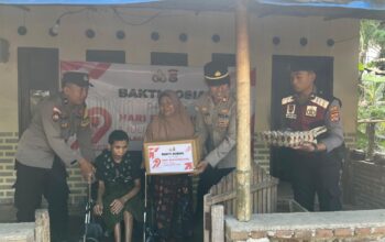 Lombok Barat, NTB – Dalam rangka menyambut Hari Bhayangkara ke-79 yang jatuh pada 1 Juli 2025, Polsek Sekotong, Polres Lombok Barat, Polda NTB, menggelar kegiatan bakti sosial di Dusun Bertong, Desa Cendimanik, Kecamatan Sekotong, Kabupaten Lombok Barat, pada Selasa (24/6/2025). A cara yang berlangsung mulai pukul 08.30 WITA ini menjadi wujud nyata kepedulian Polri terhadap masyarakat, khususnya mereka yang membutuhkan. Semangat Kebersamaan dalam Pengabdian Kegiatan bakti sosial ini dihadiri langsung oleh Kapolsek Sekotong IPTU I Ketut Suriarta, S.H., M.I.Kom., didampingi Kanit Binmas Polsek Sekotong AIPDA I Komang Sunantara, Ps. Kasium Polsek Sekotong AIPDA Amala, serta Bhabinkamtibmas Desa Cendimanik AIPDA Saepul Rahman. Sejumlah personel Polsek Sekotong turut hadir, berbaur dengan hangat bersama warga Dusun Bertong, Desa Cendimanik. Menurut IPTU I Ketut Suriarta, kegiatan ini adalah bagian dari komitmen Polri untuk selalu hadir di tengah masyarakat. "Bakti sosial ini merupakan bentuk pengabdian dan kepedulian kami dari Polsek Sekotong terhadap masyarakat, terutama bagi saudara-saudara kita penyandang disabilitas fisik, lumpuh, dan tunanetra," ujarnya. "Kami ingin mempererat hubungan antara Polri dan masyarakat, khususnya di Dusun Bertong ini." Bantuan Kursi Roda dan Sembako untuk Warga Disabilitas Fokus utama dari bakti sosial kali ini adalah memberikan dukungan kepada warga yang mengalami disabilitas. Dalam kesempatan tersebut, Polsek Sekotong menyerahkan bantuan berupa kursi roda dan sembako. Salah satu penerima bantuan adalah Saudara Hamdani, seorang remaja berusia 15 tahun, putra dari Bapak Mahyun dan Ibu Salmah, warga Dusun Bertong. Penyerahan bantuan ini diharapkan dapat meringankan beban dan meningkatkan kualitas hidup para penerima manfaat. Kursi roda yang diberikan akan mempermudah mobilitas Hamdani dalam beraktivitas sehari-hari, sementara bantuan sembako diharapkan dapat memenuhi kebutuhan dasar keluarga. Memupuk Sinergi dan Toleransi Menjelang Hari Bhayangkara ke-79 Kegiatan bakti sosial ini merupakan salah satu rangkaian penting dalam menyambut Hari Bhayangkara ke-79. Melalui kegiatan semacam ini, Polsek Sekotong tidak hanya menunjukkan komitmennya dalam menjaga keamanan dan ketertiban, tetapi juga dalam membangun sinergi yang kuat dengan masyarakat. Ini juga menjadi ajang untuk menumbuhkan nilai-nilai toleransi dan kepedulian, terutama terhadap mereka yang rentan dan membutuhkan uluran tangan. "Kami berharap kegiatan seperti ini dapat terus terlaksana dan memberikan dampak positif yang nyata bagi masyarakat," tambah IPTU I Ketut Suriarta. "Ini adalah wujud nyata bahwa Polri selalu ada untuk rakyat, siap melayani, mengayomi, dan melindungi." Kegiatan bakti sosial ini berjalan lancar, aman, dan tertib, berakhir pada pukul 10.15 WITA. Antusiasme warga dan kolaborasi antara Polri dengan masyarakat Dusun Bertong menjadi cerminan eratnya hubungan yang terjalin. Polsek Sekotong terus berkomitmen untuk memberikan pelayanan terbaik dan berkontribusi positif bagi kemajuan serta kesejahteraan masyarakat di wilayah Kecamatan Sekotong.