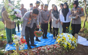 Peringati Hari Bhayangkara ke-79, Baharkam Polri Ziarah ke Makam Briptu Anumerta Ghalib