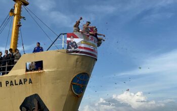Polres Bima Kota Gelar Upacara Tabur Bunga Peringati Hari Bhayangkara ke-79 di Dermaga Pelabuhan Bima