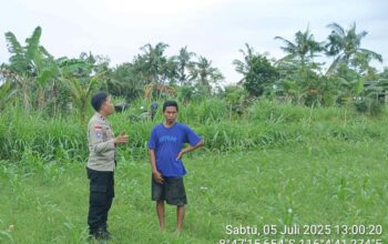 Bhabinkamtibmas Cendi Manik Dorong Ketahanan Pangan Lewat Kunjungan ke Petani