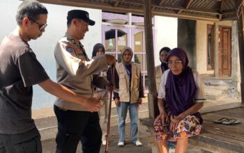 Kemanusiaan dalam Seragam, Polsek Lembar Distribusikan Bantuan Tongkat kepada Warga Disabilitas