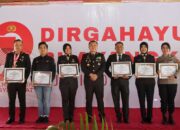 Lombok Barat, NTB – Kepolisian Republik Indonesia (Polri) merayakan ulang tahunnya yang ke-79 pada 1 Juli 2025. Di Lombok Barat, peringatan Hari Bhayangkara kali ini selain dengan menggelar upacara, juga ditandai dengan acara tasyakuran yang penuh makna. Menegaskan kembali komitmen Polri untuk terus meningkatkan kualitas pelayanan kepada masyarakat. Pada Selasa (1/7/2025), suasana di bencingah kantor Bupati Lombok Barat tampak semarak dengan kehadiran para pejabat dan tokoh masyarakat. Acara Tasyakuran Hari Bhayangkara ke-79 ini digelar di Jalan Soekarno-Hatta, Kelurahan Dasan Geres, Kecamatan Gerung, Kabupaten Lombok Barat, menjadi momentum penting. Untuk mempererat sinergitas antara Polri, TNI, pemerintah daerah, dan seluruh elemen masyarakat. Meningkatkan Pelayanan dan Memperkuat Sinergi Dalam sambutannya yang penuh semangat, Kapolres Lombok Barat, AKBP Yasmara Harahap, S.I.K., menyampaikan bahwa Hari Bhayangkara ke-79 mengusung tema ‘Polri untuk Masyarakat’. Menurutnya, tema ini bukan sekadar slogan, melainkan sebuah amanah untuk terus berbenah. "Dalam rangka Hari Bhayangkara ke-79 tahun 2025 dengan tema Polri Untuk Masyarakat, tentunya kita harus meningkatkan kualitas diri sebagai insan Bhayangkara. Untuk melaksanakan pelayanan maksimal kepada masyarakat," ujar AKBP Yasmara. Ia menekankan pentingnya introspeksi diri dan peningkatan kinerja untuk memberikan pelayanan terbaik. "Polri tegak berdiri dan berkomitmen untuk menjadi lebih modern dan terpercaya," tambahnya. Menurut Kapolres, semua upaya ini bertujuan utama untuk menjaga stabilitas keamanan dan ketertiban masyarakat (kamtibmas) di Provinsi NTB agar tetap kondusif. Ia juga menjelaskan bahwa rangkaian kegiatan dalam rangka Hari Bhayangkara di Polres Lombok Barat sudah dimulai sejak awal Juni. Dengan berbagai kegiatan yang menyentuh langsung masyarakat. AKBP Yasmara Harahap juga menyampaikan rasa terima kasihnya kepada semua pihak yang telah mendukung tugas-tugas Polri. "Terima kasih kepada Bapak Bupati yang telah mendukung tugas-tugas kamtibmas. Tidak mungkin kami berjalan sendiri tanpa dukungan dari Pemda dan seluruh elemen masyarakat," tegasnya. Kolaborasi Pemerintah dan Polri untuk Pelayanan Optimal Senada dengan Kapolres, Bupati Lombok Barat, H. Lalu Ahmad Zaini, S. Si., M.T., juga memberikan apresiasi setinggi-tingginya kepada jajaran kepolisian. Dalam pernyataannya, Bupati mengucapkan selamat Hari Bhayangkara dan menekankan pentingnya sinergi antara pemerintah daerah dan Polri. "Atas nama Pemerintah Kabupaten Lombok Barat, kami menyampaikan dirgahayu Kepolisian," kata Bupati Lalu Ahmad Zaini. "Sinergitas dan kolaborasi akan terus kita tingkatkan agar pelayanan kepada masyarakat akan terus dapat dioptimalkan,” imbuhnya. Pernyataan ini menunjukkan komitmen kuat dari pemerintah daerah untuk terus bekerja sama dengan Polri demi kesejahteraan dan keamanan masyarakat Lombok Barat. Momen Kebersamaan dan Apresiasi Setelah sambutan, acara dilanjutkan dengan momen simbolis pemotongan kue dan tumpeng. Kapolres Lombok Barat bersama Ibu Ketua Bhayangkari, Bupati Lombok Barat, perwakilan Dandim 1606, Wakil Bupati, Sekda, dan Ketua DPRD secara bersama-sama melakukan pemotongan tumpeng, melambangkan kebersamaan dan rasa syukur. Kemeriahan acara juga terasa saat pembacaan dan penyerahan hadiah bagi para pemenang lomba-lomba yang diselenggarakan dalam rangka memeriahkan Hari Bhayangkara ke-79. Berbagai lomba tersebut tidak hanya menjadi ajang silaturahmi, tetapi juga menunjukkan partisipasi aktif masyarakat dalam perayaan hari jadi korps Bhayangkara. Peringatan Hari Bhayangkara ke-79 ini menjadi momentum refleksi bagi seluruh jajaran Polres Lombok Barat untuk terus berbenah dan meningkatkan kualitas diri. Turut hadir pula dalam acara ini, Ketua Cabang Bhayangkari Lombok Barat, Ny. Citra Yasmara, bersama jajaran pengurus. Serta perwakilan dari Kodim 1606 Mataram, Letkol Inf. Abdul Haris S.H. M.H. Selain itu, hadir pula Wakil Bupati Lombok Barat, Hj. Nurul Adha, S.THI, Sekda Kabupaten Lombok Barat, H. Ilham S.Pd M.Pd., Ketua DPRD Kabupaten Lombok Barat, Lalu Ivan Indaryadi, serta perwakilan dari Pengadilan Negeri Mataram dan Kejaksaan Negeri Mataram. Kehadiran para pimpinan OPD, tokoh agama, tokoh masyarakat, dan tokoh adat menunjukkan soliditas dukungan terhadap tugas-tugas kepolisian.