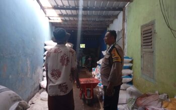 Bhabinkamtibmas Merembu Awasi Pupuk Subsidi dan Dorong Ketahanan Pangan