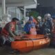 Jalankan Tugas Kemanusiaan, Brimob Polda Metro Evakuasi Warga Terdampak Banjir