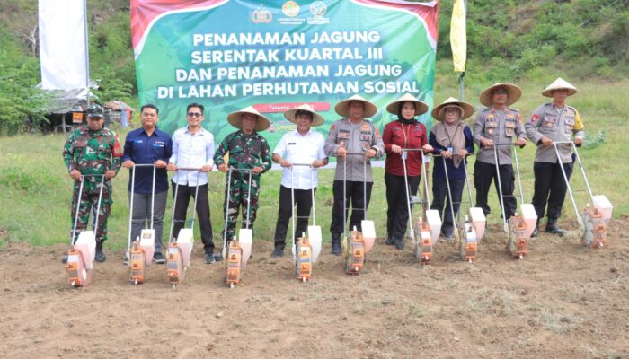 Polres Sumbawa Barat Gelar Tanam Jagung Kuartal III dan Pohon Keras Serentak Dukung Ketahanan Pangan Nasional
