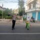 Personel Satlantas Polres Bima Kota Laksanakan Rawan Pagi, Bantu Pejalan Kaki dan Anak Sekolah Menyeberang Jalan