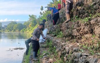 Bhabinkamtibmas Kelurahan Dalam Bersama Warga Gelar Gotong Royong di Bantaran Sungai Sebok