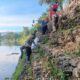 Bhabinkamtibmas Kelurahan Dalam Bersama Warga Gelar Gotong Royong di Bantaran Sungai Sebok