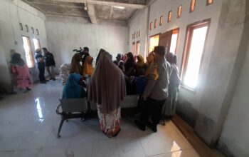 Bhabinkamtibmas Desa Daha Amankan Penyaluran Bansos Ketahanan Pangan Bersama Bupati Dompu