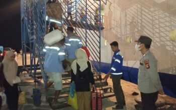 Polsek Kawasan Pelabuhan Laut Bima Laksanakan Pengamanan Embarkasi dan Debarkasi Kapal KM. LEUSER di Pelabuhan Bima