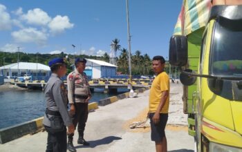 Satuan polairud polres dompu gelar pam pelabuhan di calabai, awasi bongkar muat jagung