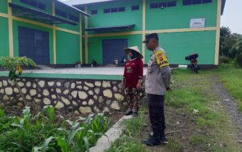 Bhabinkamtibmas Montong Are Dukung Ketahanan Pangan Lewat Pendampingan Petani
