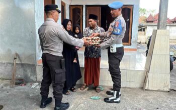 Polsek Kediri Konsisten Lawan Stunting, Bagikan Telur untuk Balita di Desa Montong Are