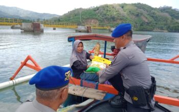 Polri Peduli, Polres Lombok Barat Gelar Gerakan Pangan Murah di Pesisir Lembar