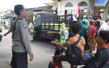 Polsek Batulayar Salurkan 2 Ton Beras Murah, Warga Antusias Sambut