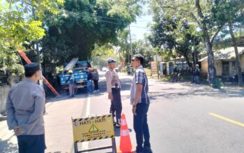 Polsek Lembar Amankan Pemangkasan Pohon di Dusun Batu Samban