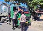 Polsek Pelabuhan Lembar Bagikan Bendera Merah Putih kepada Sopir Truk Sambut HUT RI ke-80