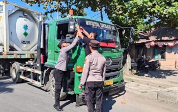 Polsek Pelabuhan Lembar Bagikan Bendera Merah Putih kepada Sopir Truk Sambut HUT RI ke-80