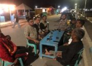 Jaga Kamtibmas, Anggota Piket Polsek Poto Tano Laksanakan Patroli Dialogis pada Malam Hari