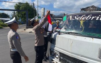Kapolres Lombok Utara Gelar Bagikan Bendera Merah Putih di Jalan Raya