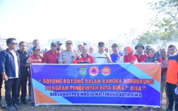 Polres Bima Kota Laksanakan Gotong Royong di Areal Pasar Amahami Dukung Program “KOTA BIMA BISA”