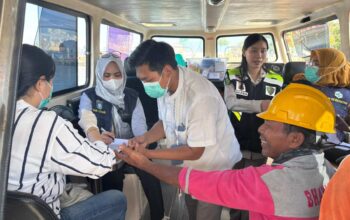 Kapal Patroli Polairud Jadi Klinik & Perpustakaan Terapung di Lembar