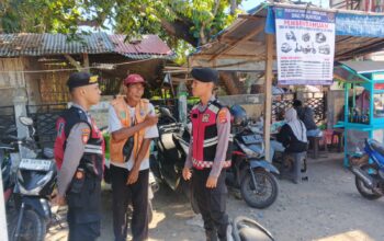 Personel Sat Samapta Polres Lombok Utara Laksanakan Patroli Dialogis Bersama Juru Parkir di Pasar Tanjung