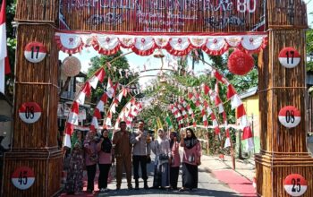 BHABINKAMTIBMAS DESA SERMONG DAMPINGI TIM PENILAI LOMBA GAPURA TINGKAT KABUPATEN SUMBAWA BARAT