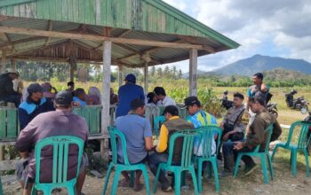 Bhabinkamtibmas Dampingi Petugas Registrasi dan Vaksinasi Hewan Ternak di Desa Binaan
