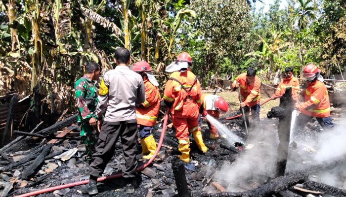 Respon Cepat Polsek Asakota Bersama Warga Padamkan Kebakaran Rumah di Ule