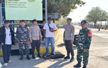 Personel Gabungan TNI-Polri Gelar Pengecekan Situasi di Pelabuhan Laut Tano