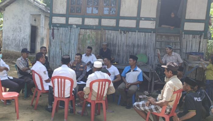Polsek Langgudu Gelar Jumat Curhat, Warga Desa Rupe Keluhkan Kenakalan Remaja