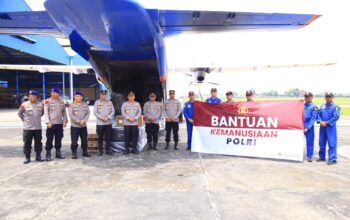 Polri Berangkatkan Bantuan Kemanusiaan ke NTT untuk Bantu Korban Banjir dan Longsor