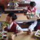 Program Makan Bergizi Gratis Dimulai di Sekotong Barat, Ratusan Siswa Terima Manfaat