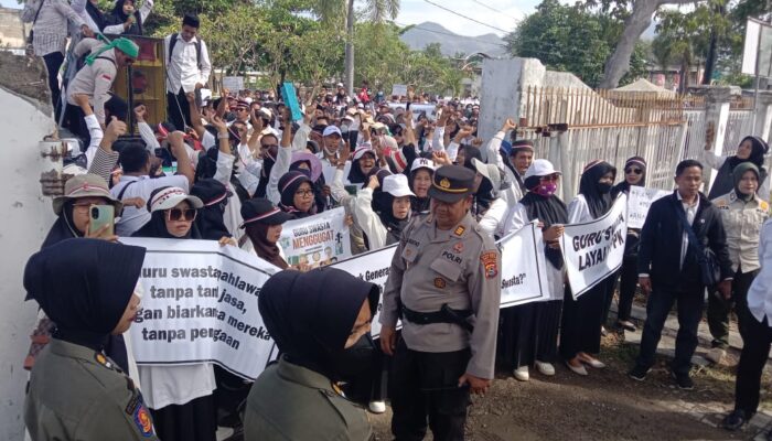 Polres Bima Kota Beri Pengamanan Aksi Unjuk Rasa di Depan Gedung DPRD Kabupaten Bima