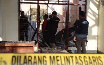Terduga Pelaku Pembakaran Kantor Inspektorat Kabupaten Bima Diamankan di Polres Bima Kota