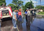 Tumpahan Solar di Gerung Utara, Polisi dan Damkar Bersinergi Amankan Jalan Raya