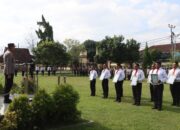 Kapolres Bima Kota Berikan Penghargaan Kepada 12 Anggota Berprestasi dan Bagikan Buku Saku Quick Wins Presisi