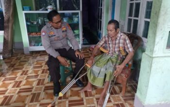 Polri Hadir untuk Masyarakat: Bantuan Tongkat Disalurkan di Desa Lembar Selatan, Lombok Barat