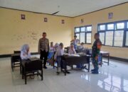 BHABINKAMTIBMAS DESA MAS-MAS DAMPINGI PENDISTRIBUSIAN PROGRAM MAKANAN BERGIZI GRATIS UNTUK ANAK USIA SEKOLAH