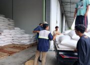 Bulog Mataram Serap 3,4 Ton Jagung Petani Gerung dengan Pengawalan Polisi
