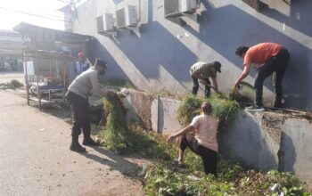 Bhabinkamtibmas Kelurahan Melayu Ikut Gotong Royong Bersama Warga, Wujudkan Lingkungan Bersih dan Aman