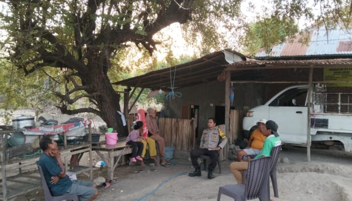 Bhabinkamtibmas Desa Tadewa Gelar Jumat Curhat, Sosialisasikan Bahaya TPPO dan Imbau Warga Jaga Kamtibmas