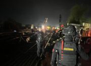 Brimob Amankan Lokasi Anjloknya Kereta Purwojaya di Bekasi
