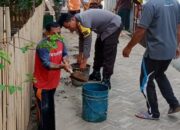 JAGA KEBERSIHAN LINGKUNGAN, BHABINKAMTIBMAS KELURAHAN SAMPIR GOTONG ROYONG BERSAMA WARGA